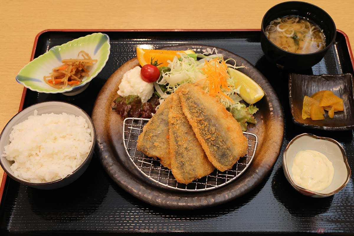 「レストランししこま」の「長崎アジフライ定食」は、カフェ風な盛り付けが綺麗な定食