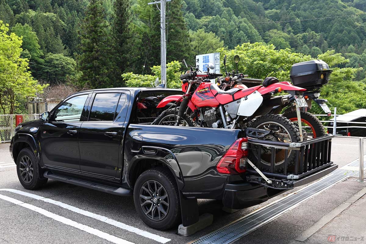 今回は遠方取材で機材もあり、人や荷物を運ぶためにトヨタ・ハイラックスに「XR250」とY編集長のヤマハ「セロー」を積んで参加
