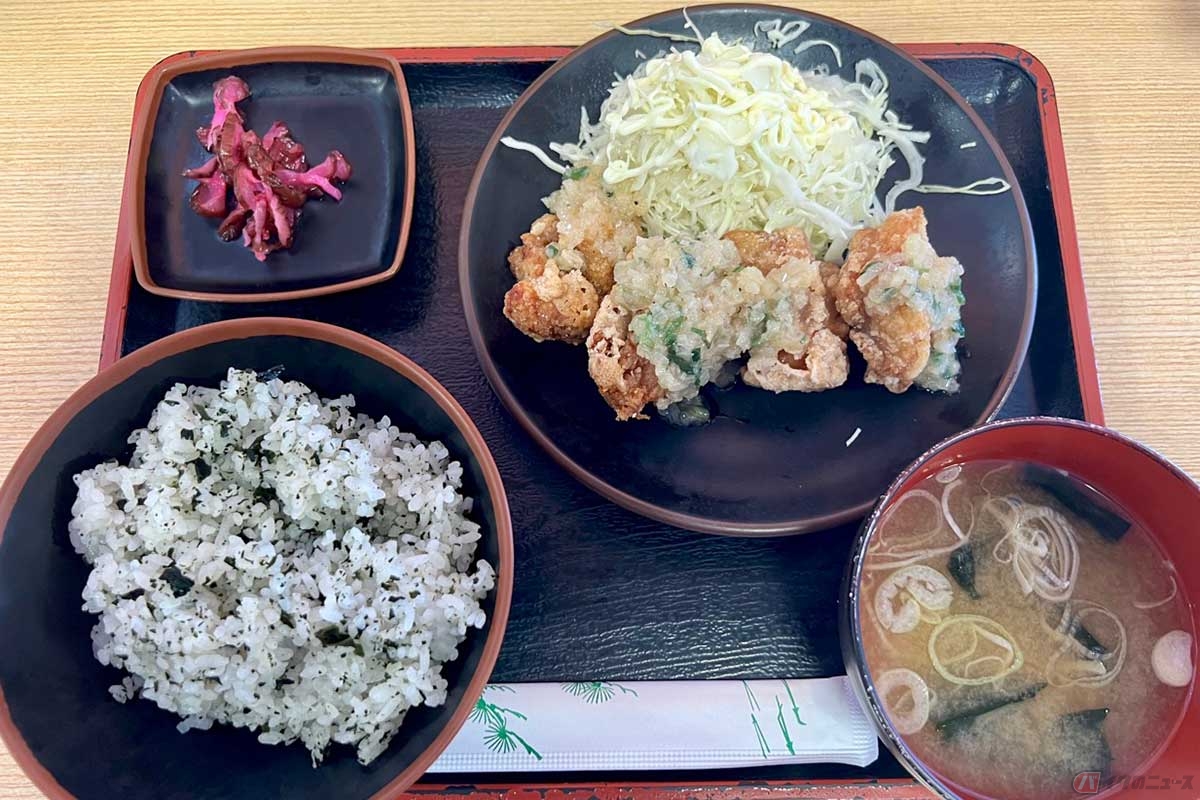 東名高速「港北PA」（上り）で「今月のおすすめ」をオーダー。「旨塩だれのからあげ定食」（990円）は唐揚げを塩だれでさっぱりといただく。見た目にも少し涼しげで食欲もそそる。ご飯はわかめご飯に変更