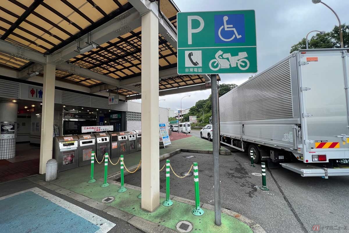 コンパクトな施設だが2輪専用の駐輪スペースも確保されている。しかも屋根が設置されている