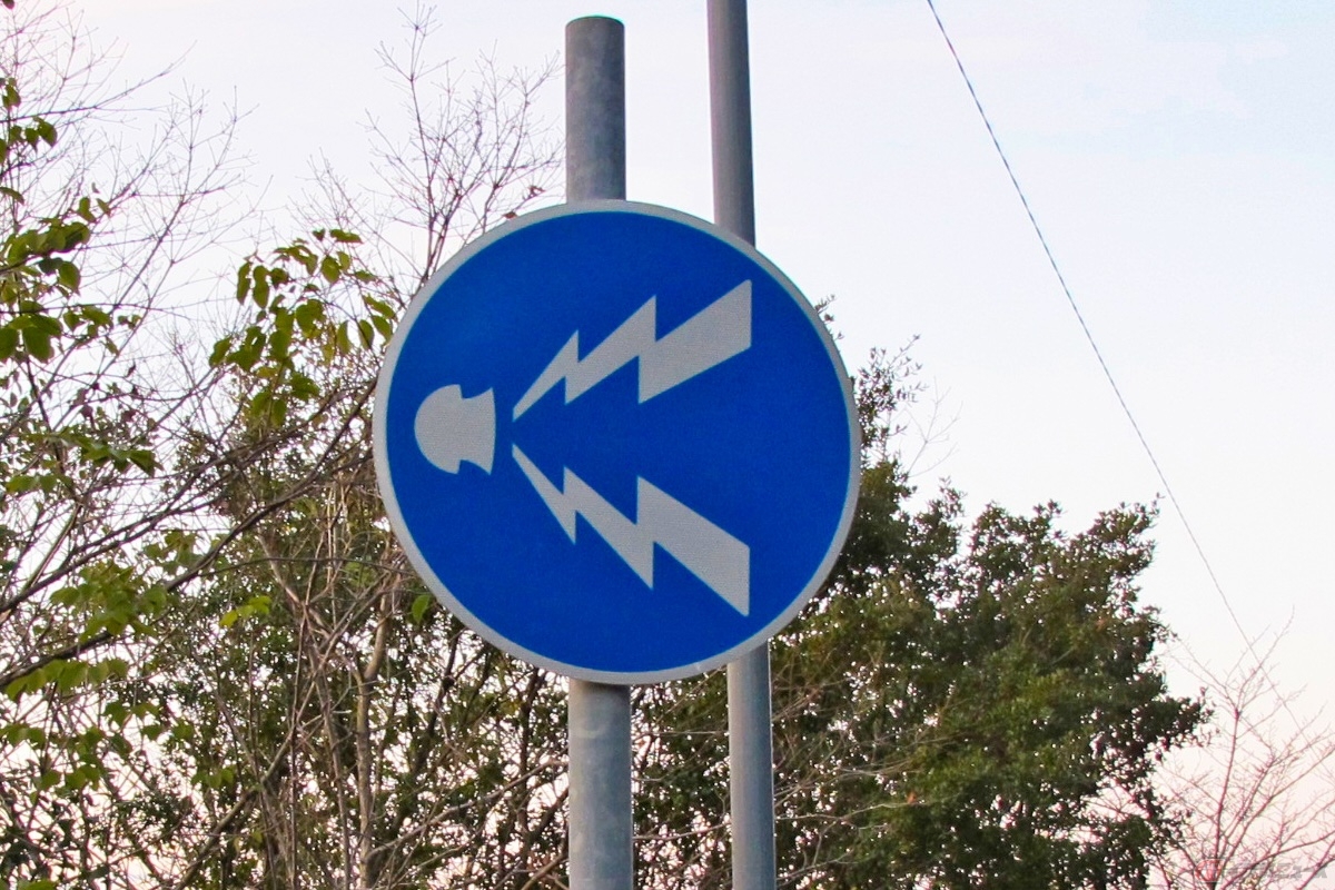 クラクションの使い方は、道路交通法54条「警音器の使用等」において「車両等の運転者は、次の各号に掲げる場合においては、警音器を鳴らさなければならない」と定められている