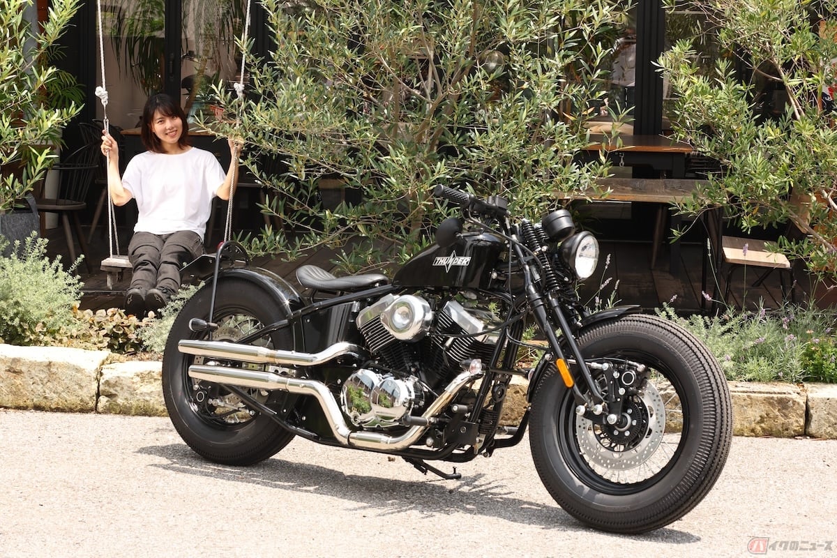 遠くから『SoftailThunder250』を眺めていても、スタイリングもカラーも格好良い