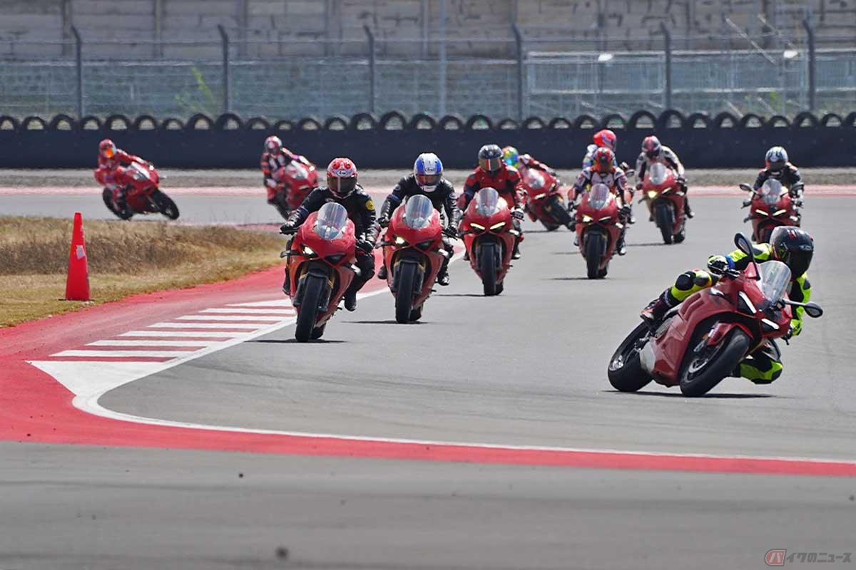 原田さんは参加者を引っ張ることもあるし、後ろから観察することも。参加者の細かい走りの不安を見逃さずに指南してくれます