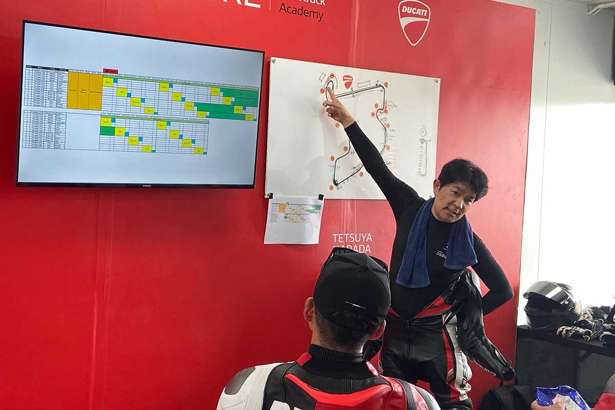 原田哲也さんは1993年、WGP250ccクラスにヤマハファクトリーから参戦を開始し、初年度にタイトルを獲得。1997年にアプリリアファクトリーへ。2002年にホンダのサテライトチームであるプラマックレーシングへ移籍し、その年に引退を発表しました。その経験が生み出す言葉は説得力が高く、理にかなったものばかりでした