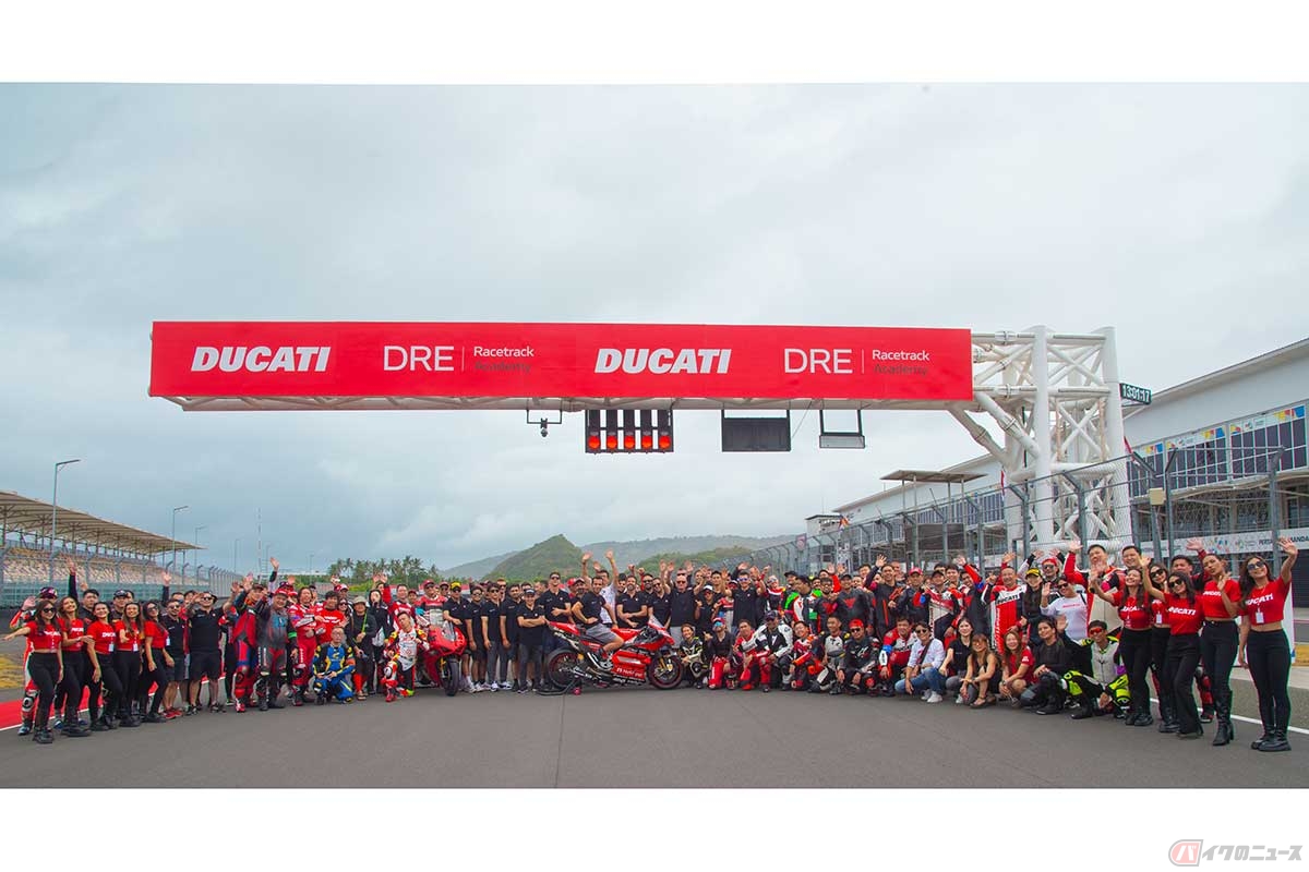 マンダリカ国際サーキットで開催されたDREには、3日間で240名が参加。1クラス5名ほどでとても内容の濃いレッスンが行なわれました。センターでダニロ・ペトルッチが跨るデスモセディチGPのデモランでは、MotoGPマシンのサウンドに感激！