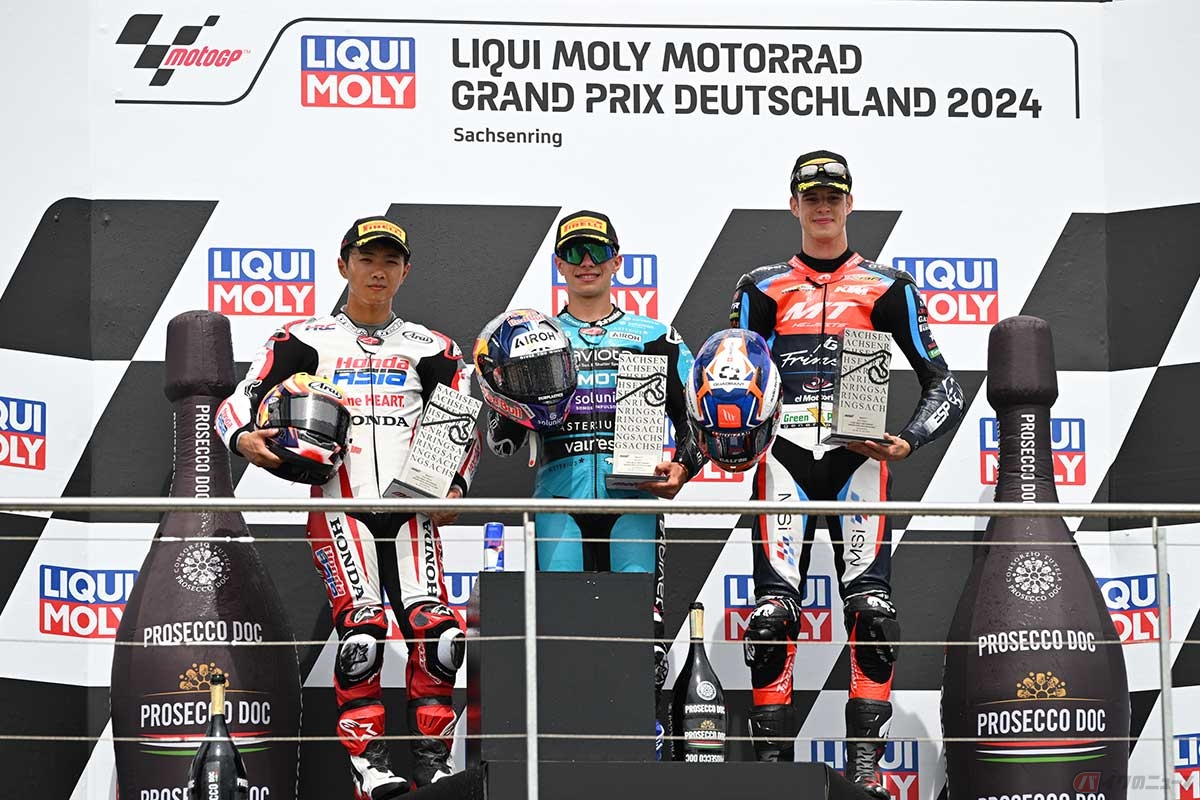 【MotoGP第9戦ドイツGP】Moto3クラスで優勝したダビド・アロンソ選手(CFモト/中央)、2位の古里太陽選手(ホンダ/左)、3位のイバン・オルトラ選手(KTM/右)