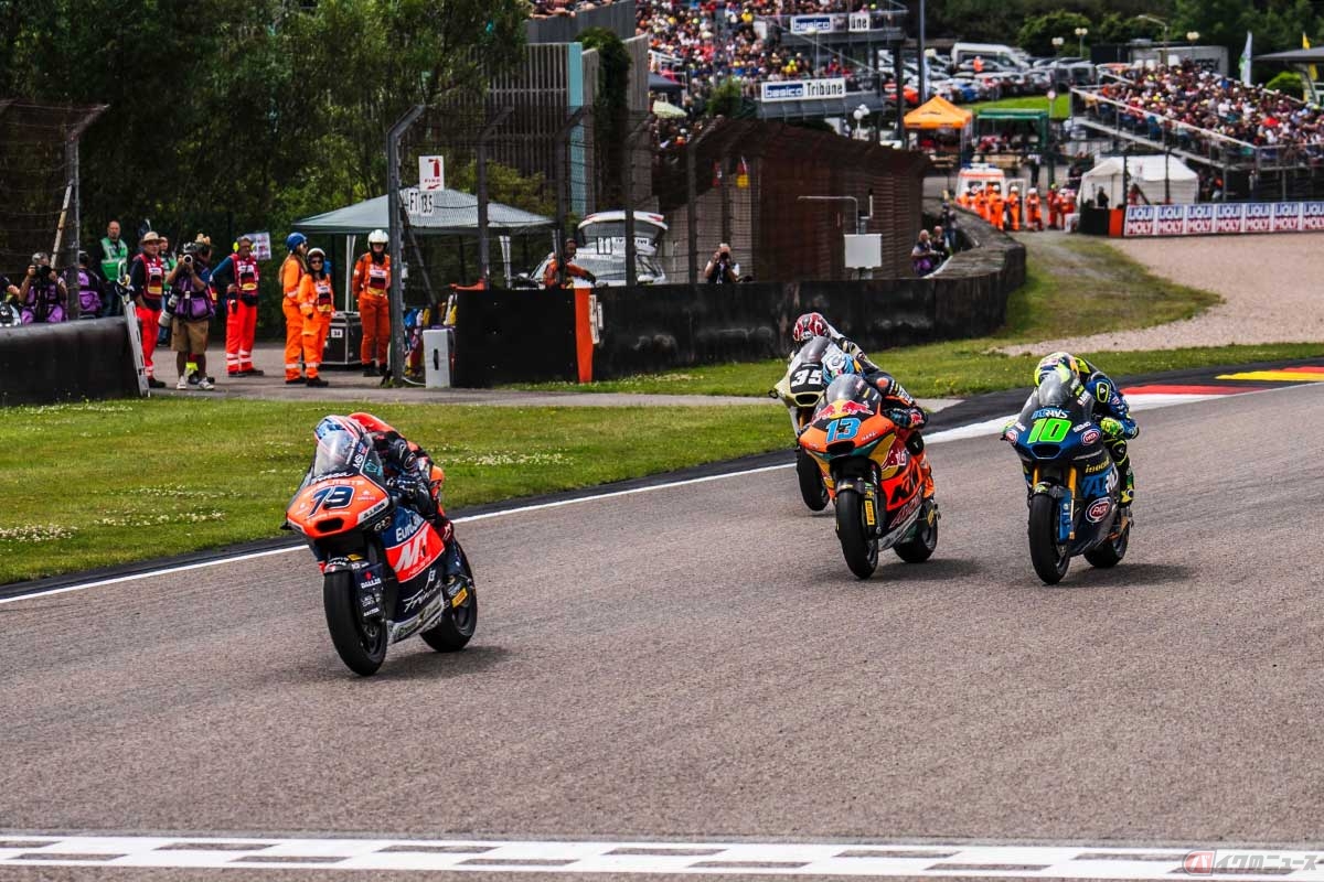 【MotoGP第9戦ドイツGP】Moto2小椋藍選手（#79／MTヘルメット - MSI）。最終ラップは三つどもえの争い。苦手なザクセンリンクで最終ラップの接戦を制し3位を獲得したことは、大きな意味がある