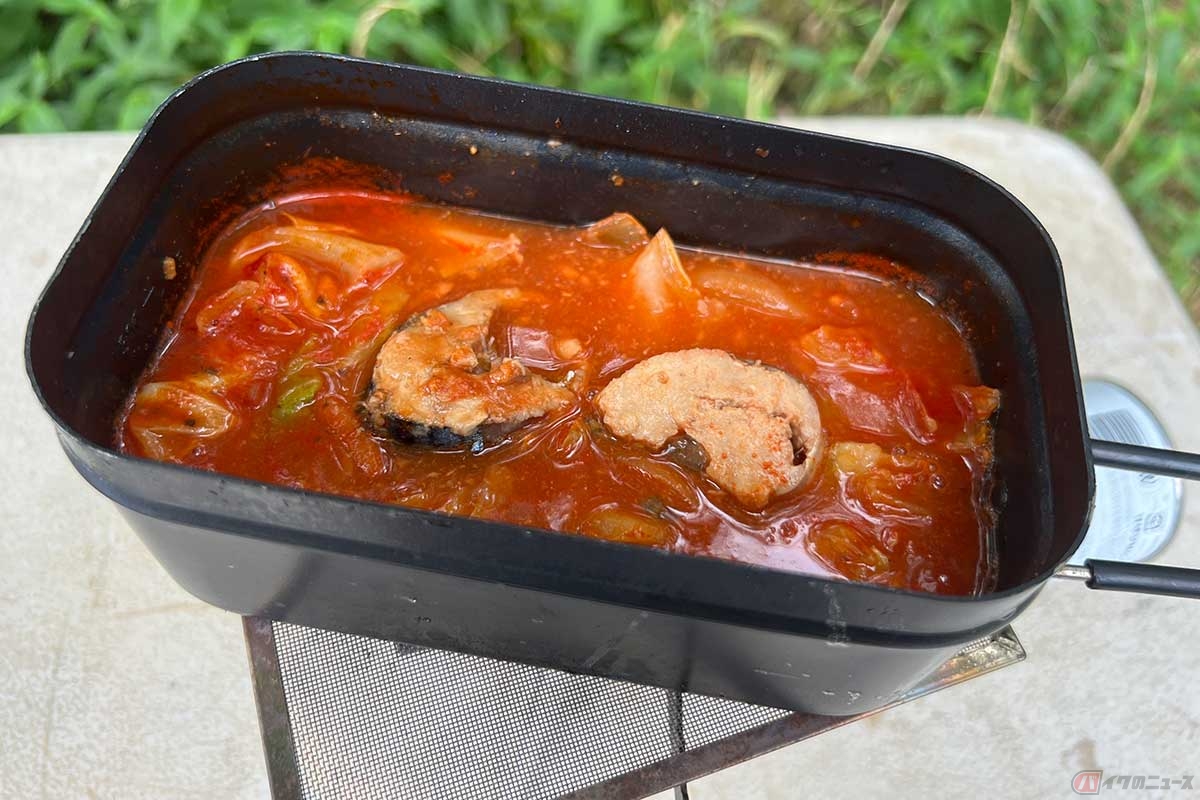 トマト100%ジュースと鯖缶(水煮)で作った「鯖缶のトマトジュース煮」は、すぐに出来上がる超簡単煮込み料理