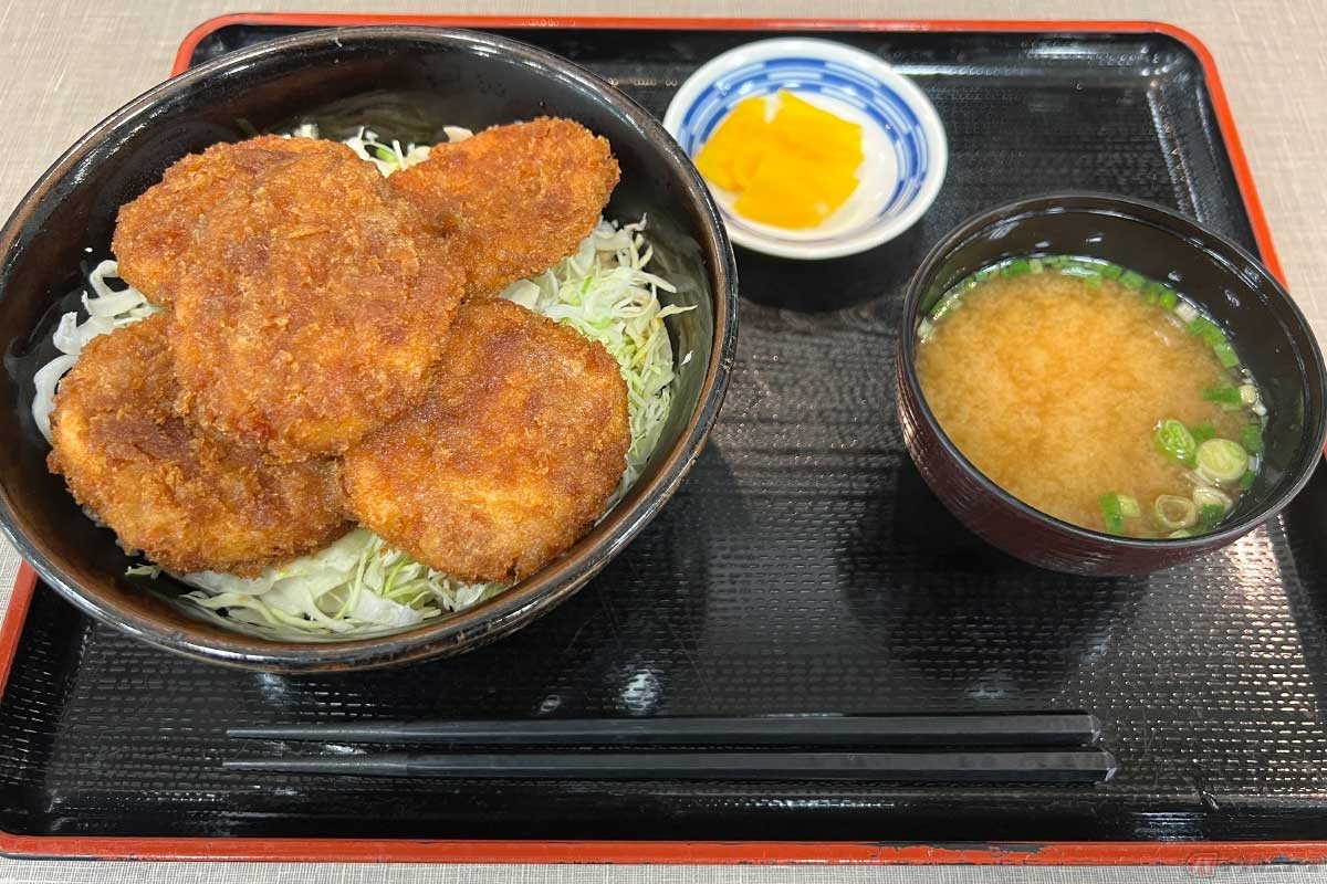 常磐道「中郷SA」(上り)でオーダーした「つくば鶏チキンカツ丼」(1050円)は、大きめのチキンカツが5枚も盛られて食べ応え抜群