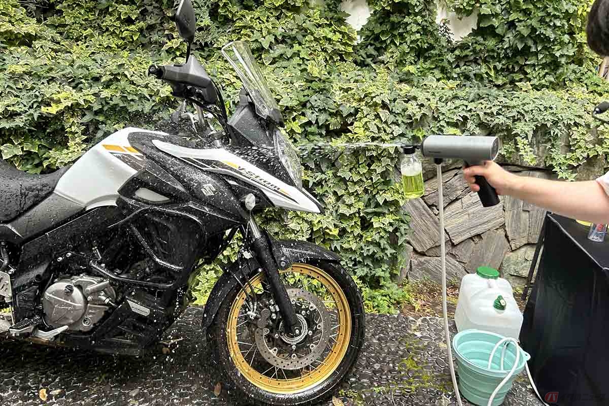 サイン・ハウスの新ブランド「SPICERR（スパイサー）」第1弾製品「ポケッタブル高圧洗浄機 SWU-1」。洗浄タンクキットも付属しているため、泡を吹き付けることも可能です