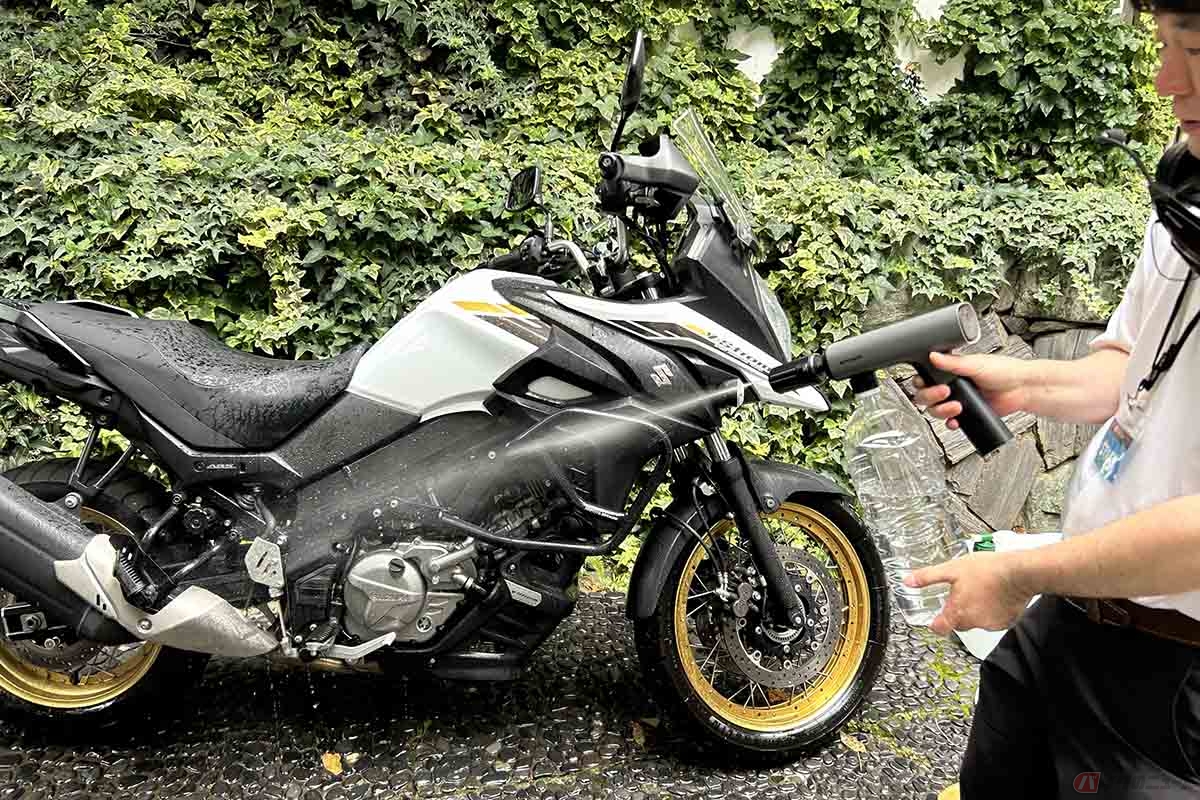 サイン・ハウスの新ブランド「SPICERR（スパイサー）」第1弾製品「ポケッタブル高圧洗浄機 SWU-1」。本体はコンパクトですが2Lのペットボトル装着時には若干、重さを感じます