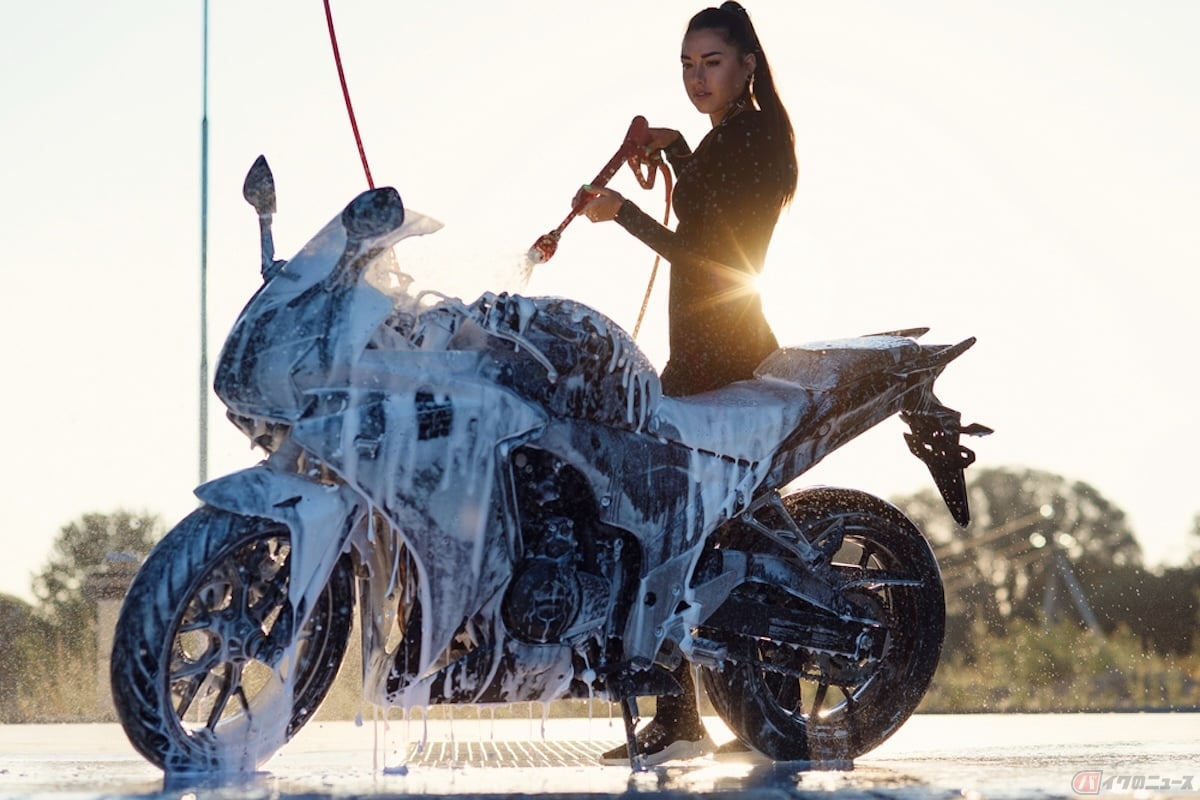 バイクやヘルメットについた汚れや虫は時間が経つほど落ちにくくなるため、早めに落とす必要がある