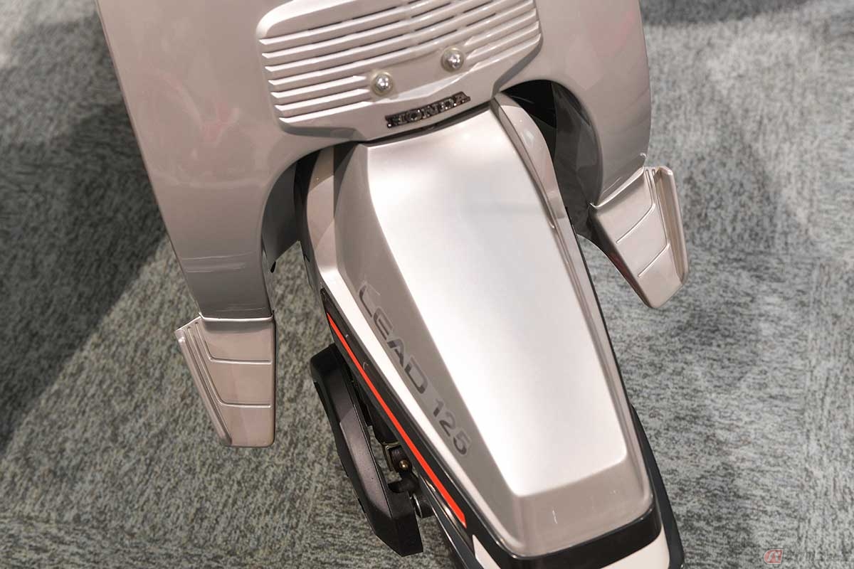 フロントカウルの下部両側に突き出した牙のような印象のエアロパーツ。ホンダは「エア・スタビライザー」と呼称