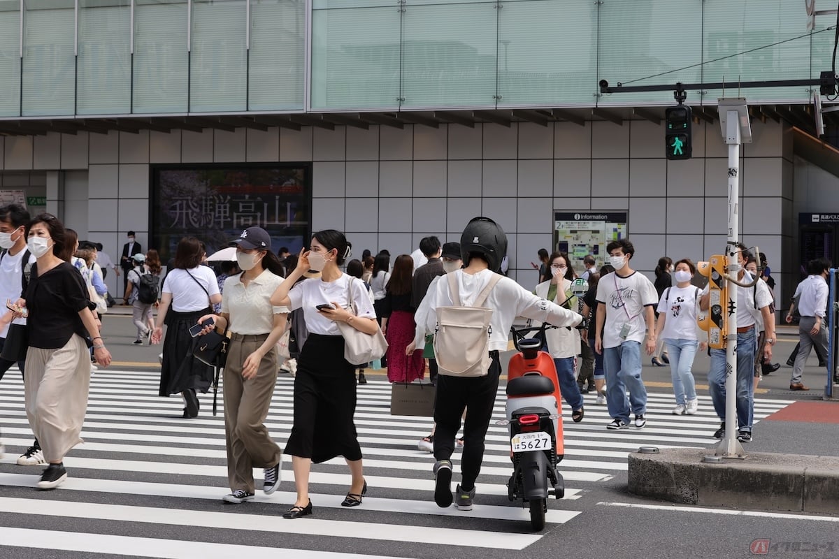 二段階右折や迂回が面倒であれば、エンジンを切って歩行者として横断歩道を渡ってUターンする方法もある