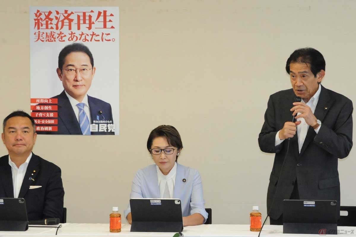 「自民党二輪車問題PT」の閉会挨拶の後、高速道路会社に苦言を呈する逢沢一郎顧問(撮影=中島みなみ)