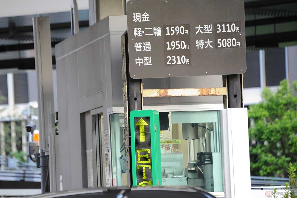 ETCの普及を目指した当時、高速道路会社はETCが普及することで、料金収受員方式とは違う、細かい車種区分での収受が可能になると夢を語っていたが……(撮影=中島みなみ)