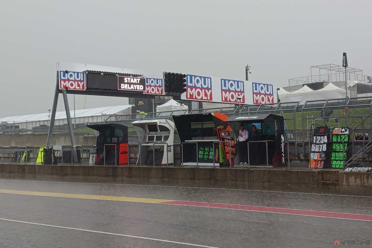レース2は激しい雨のために1時間以上のスタートディレイ