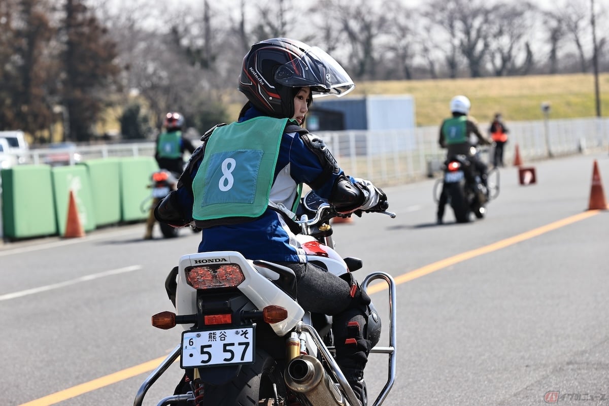 公道での走行に慣れるまでには、ライディングスクールなどである程度の期間バイクに乗ることが必要だと言える