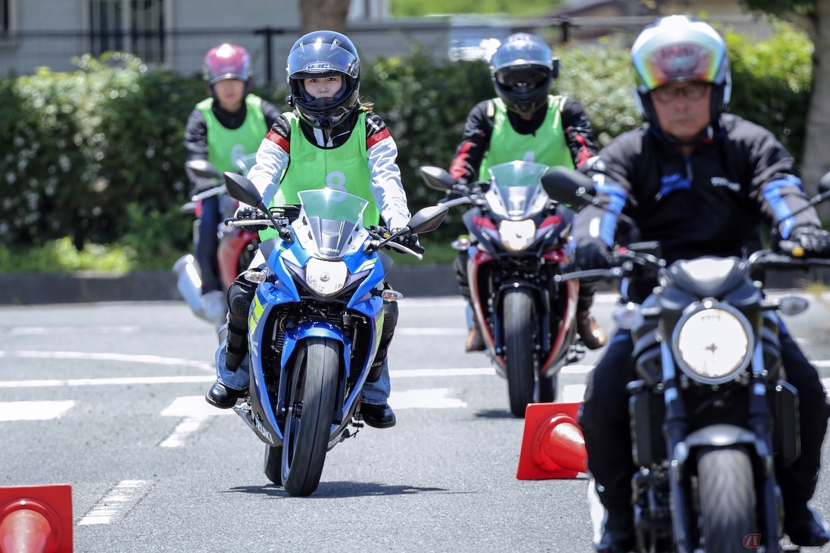 大手バイクメーカーもライディングスクールを開催している