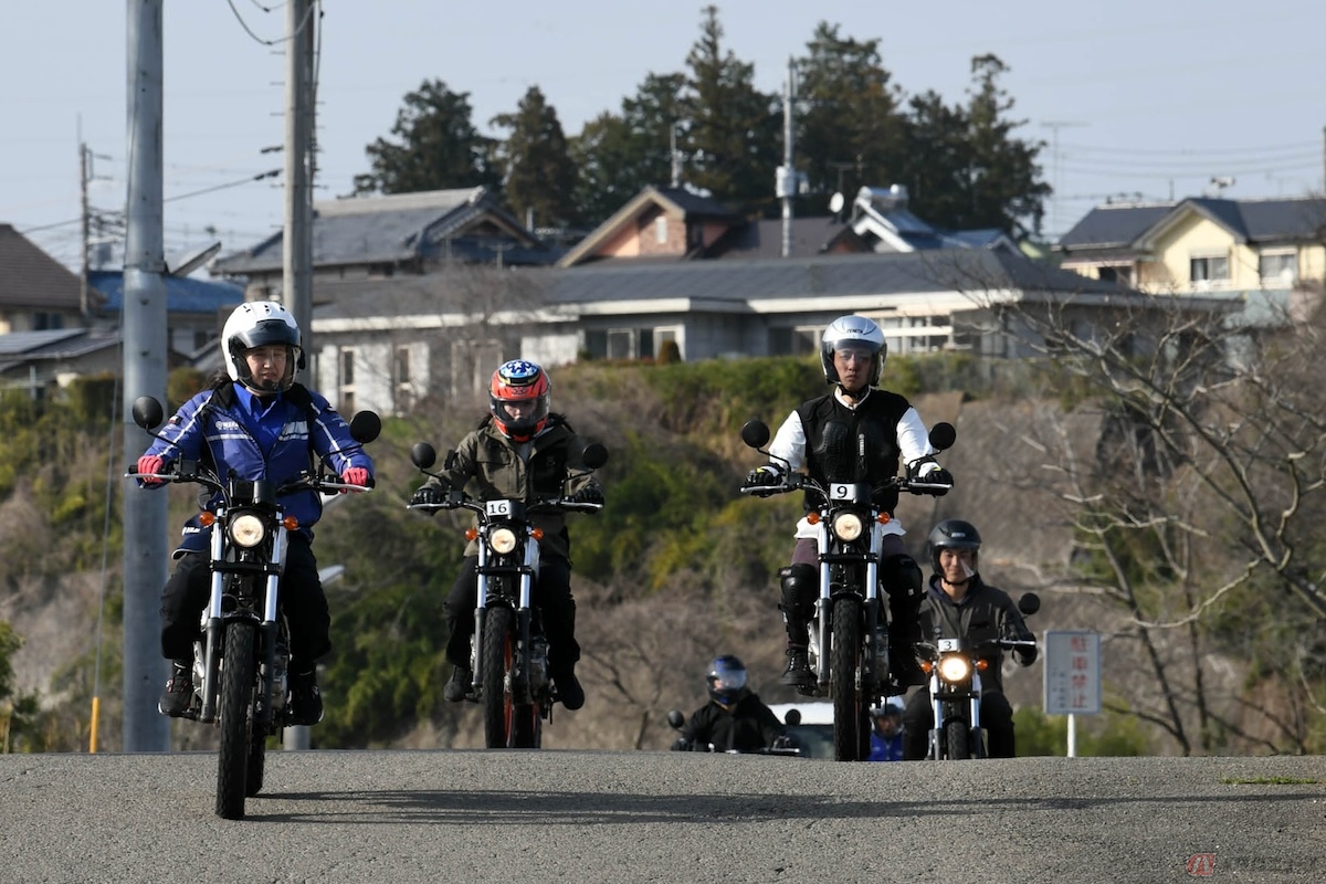 公道や駐車場などを借りておこなわれるライディングスクールも開催されている