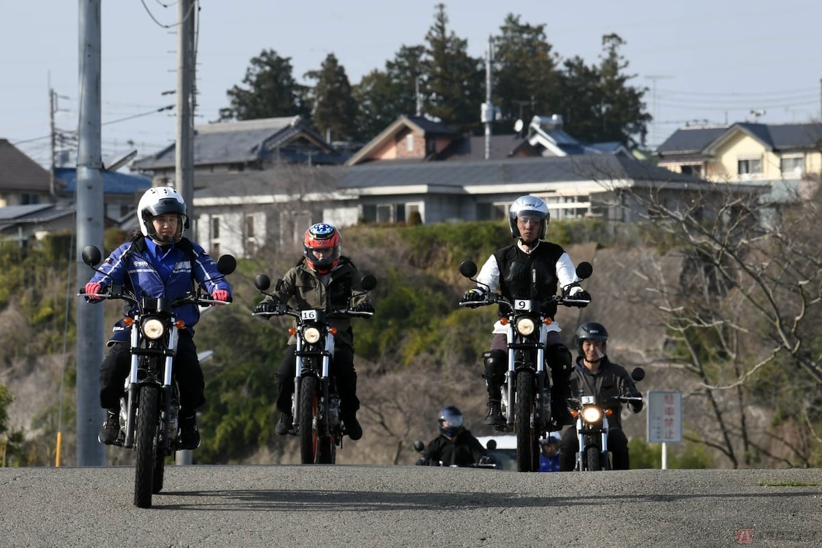 公道や駐車場などを借りておこなわれるライディングスクールも開催されている