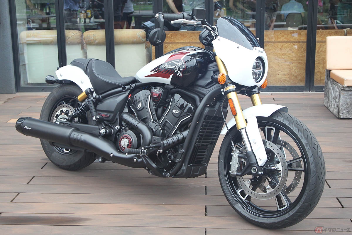 インディアンモーターサイクル「101 Scout」(オプションのミッドコントロール、ダブルシート、パッセンジャーペグ装着車)