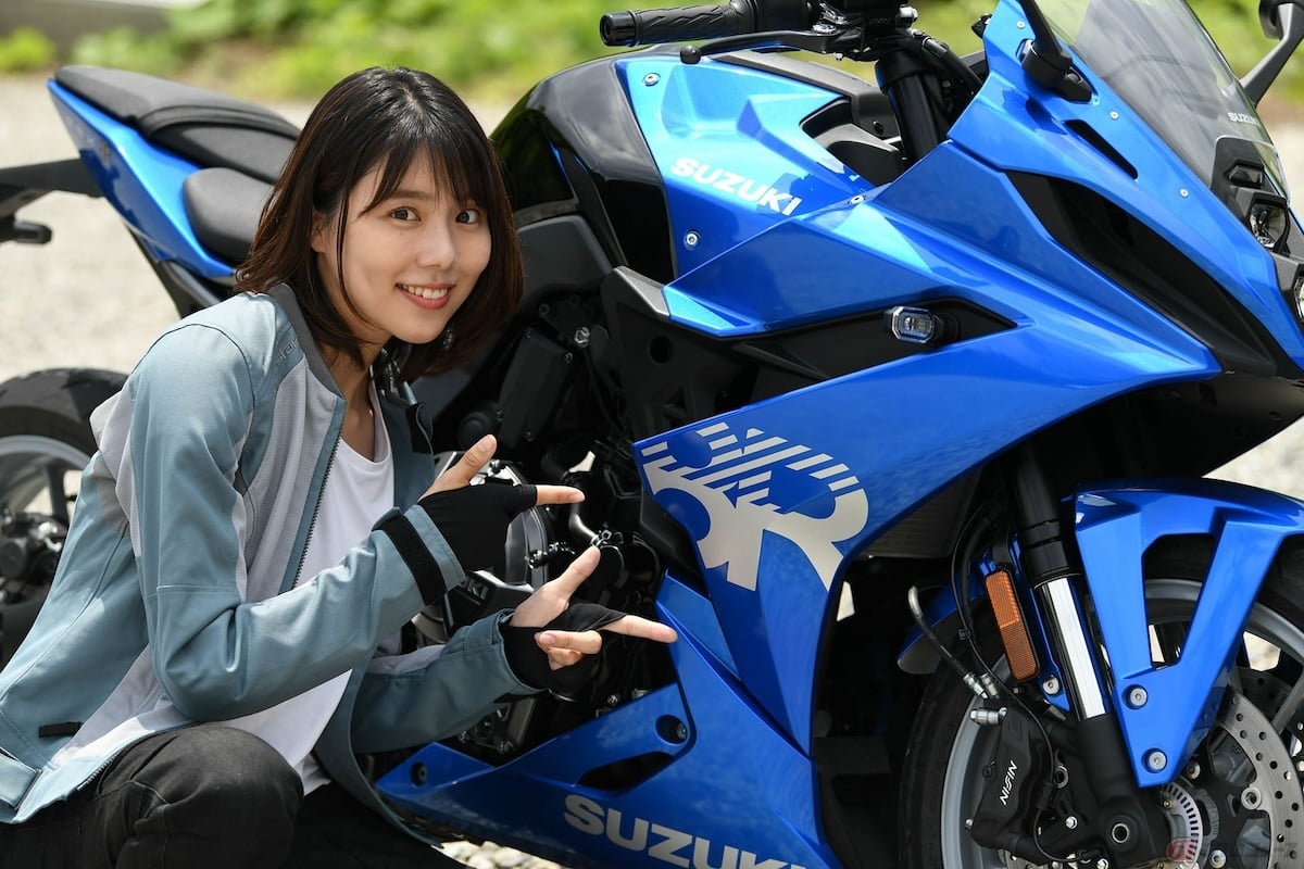 サイドカウルには一見模様のように見える「8R」のロゴが描かれている