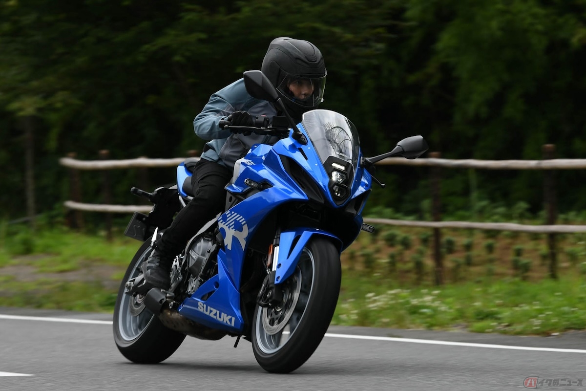 ハンドルがややライダー側に位置しているので上半身が前傾しすぎず、ネイキッドバイク寄りの感覚