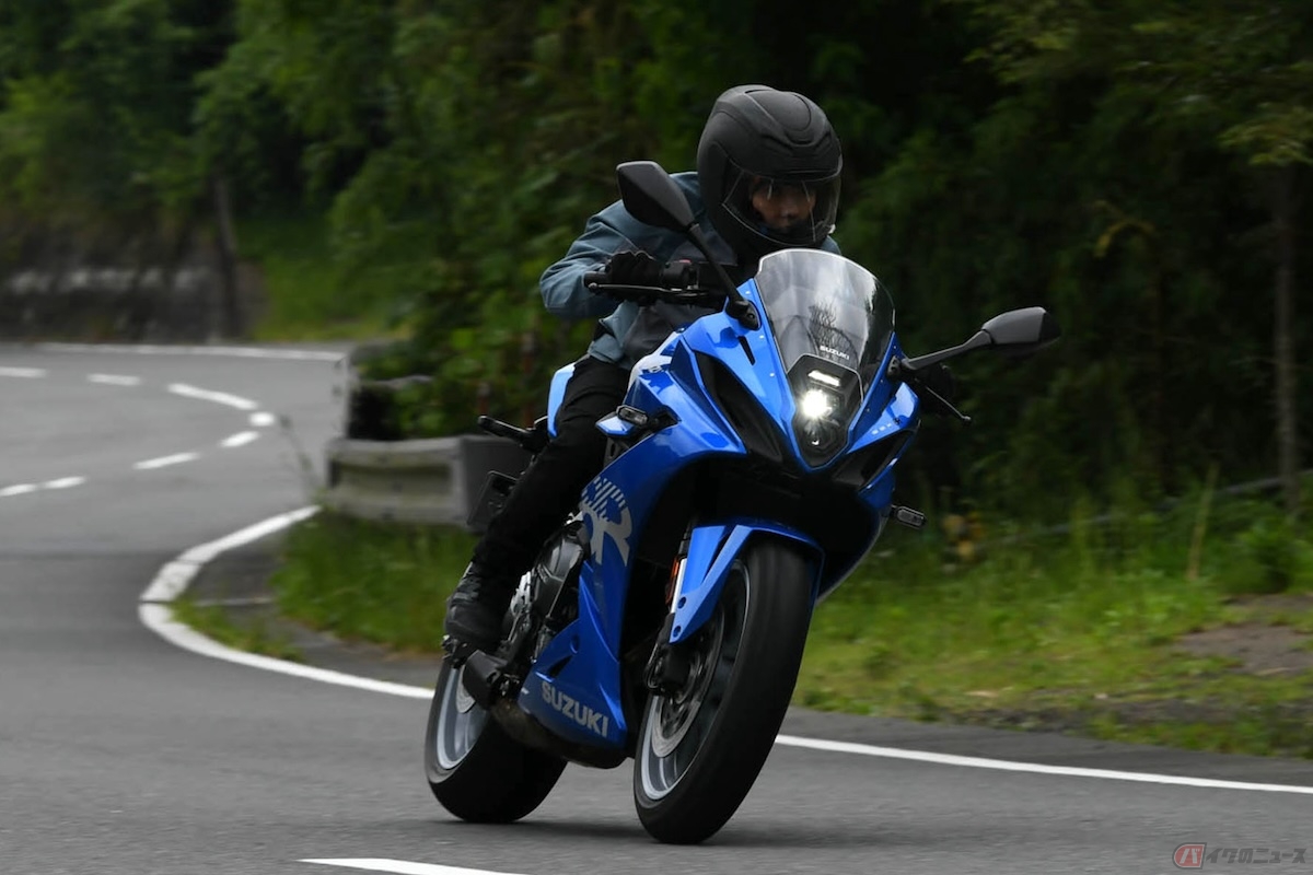 コーナリング性能は、車体に重さを感じさせず体重移動に応じて車体が傾いてくれ