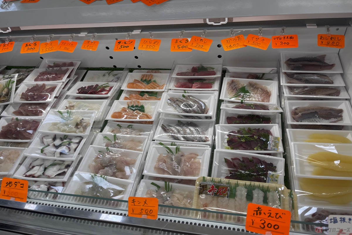 店内に入るとズラリとお刺身や惣菜が並んでいます