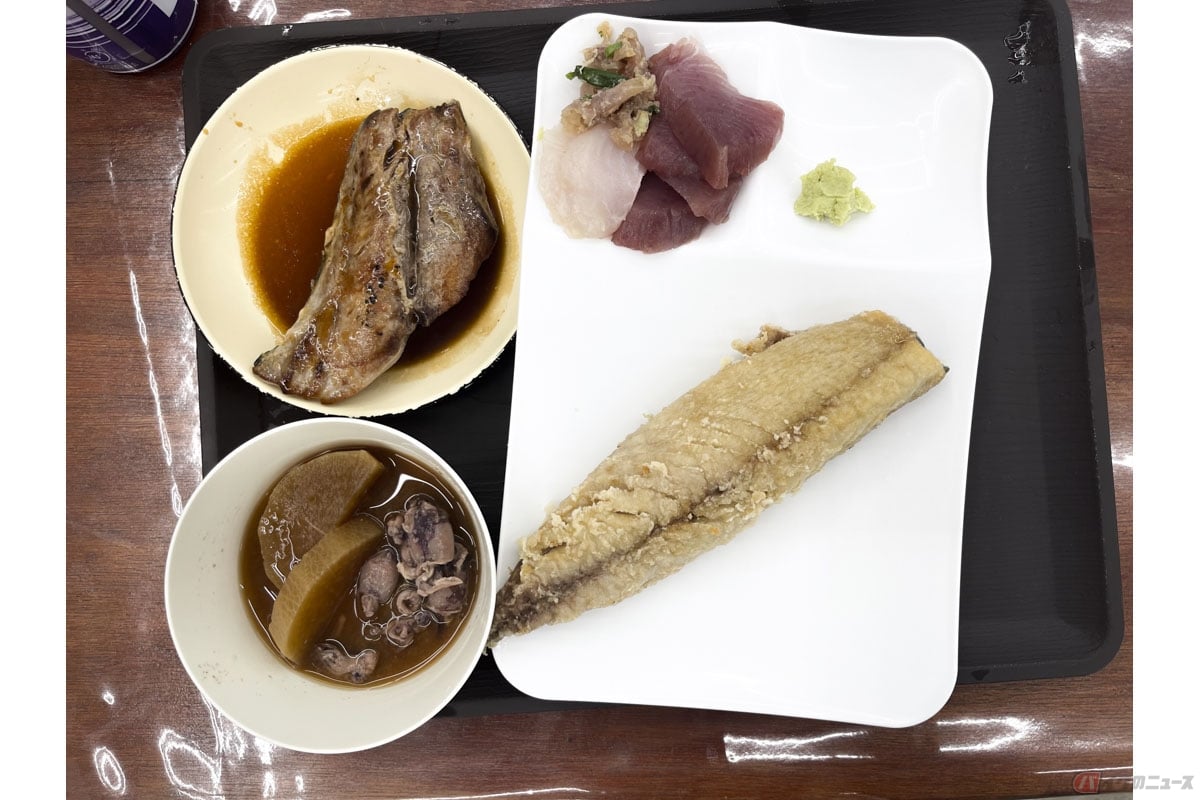 日替わりのサバ竜田揚げ、ブリの照焼、イカ大根、刺し身の4点セット。この内容で550円はかなりお得です