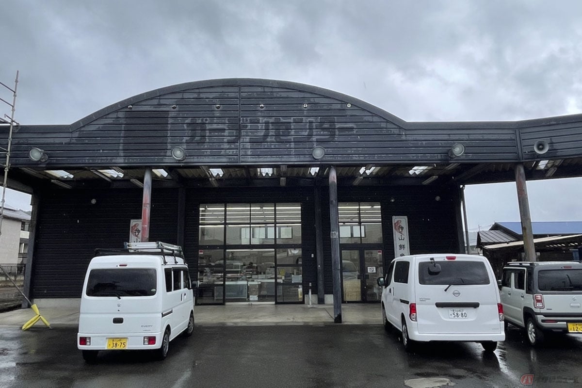 修善寺線田京駅近くにある神山鮮魚店。広大な駐車場も備えられています