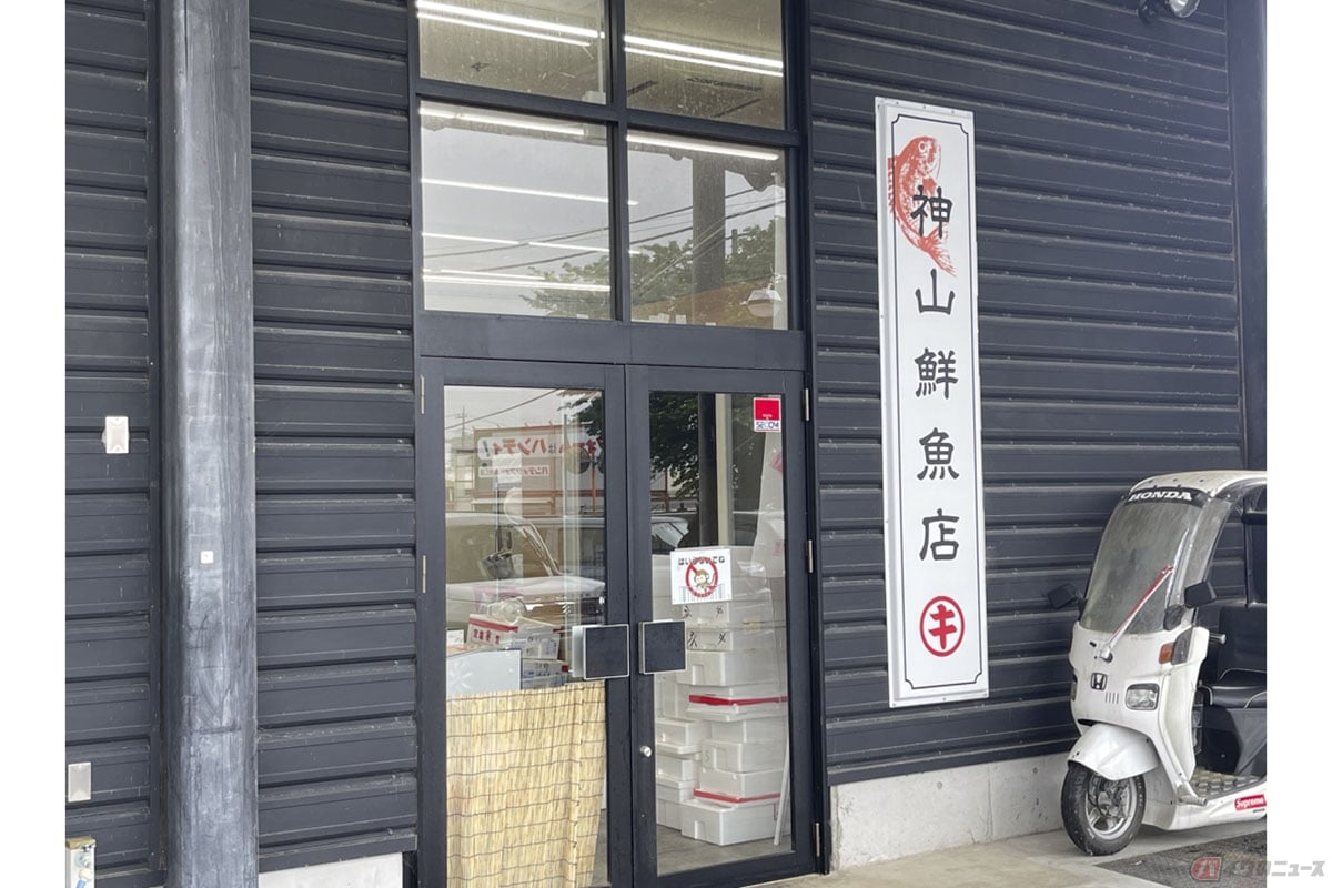 修善寺線田京駅近くにある神山鮮魚店。駐車場も広く、バイクでの来店にも便利です