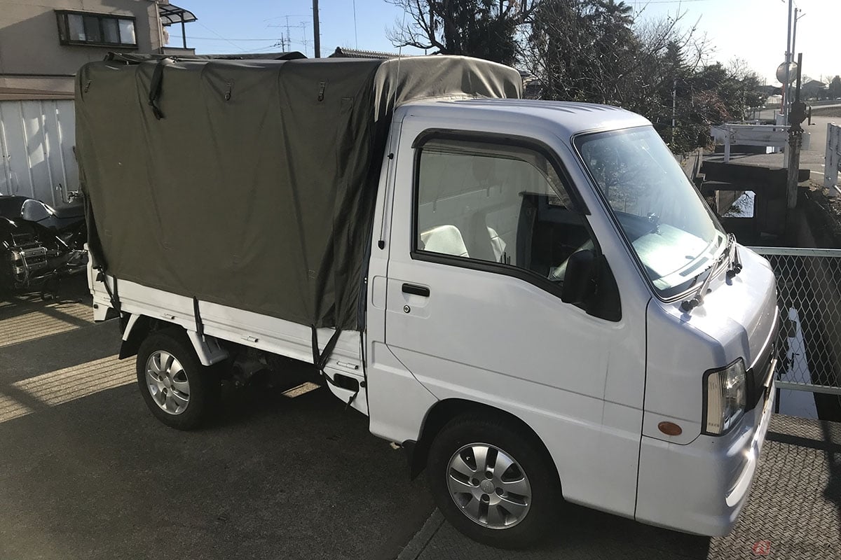 「訳あり車」として格安で手に入れたサンバー。水没車のため、各部を入念にメンテナンスしていきます