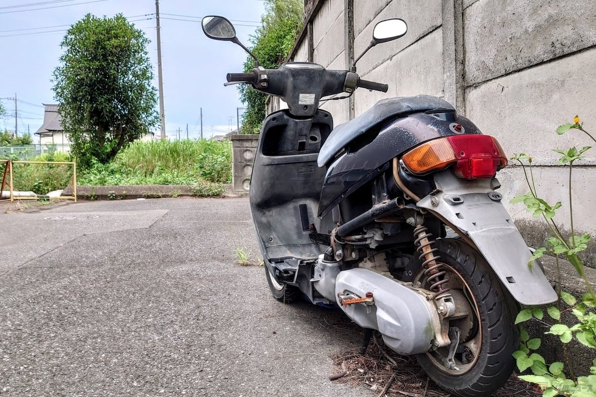 違法に放置・廃棄されたバイクである場合は、ナンバーが外されていたり、フレーム番号が削られていたりする場合があるため、所有者の情報が全く確認できないケースもある