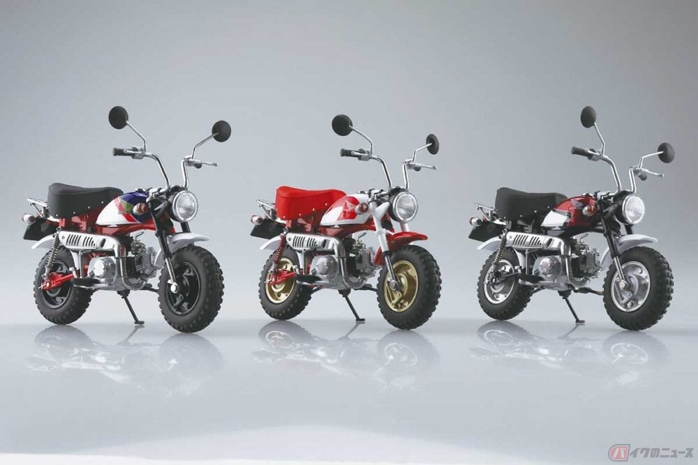アオシマの新製品「1／12 完成品バイク Honda モンキー・スペシャル」3種。写真左から「FTR」イメージの「シャスタホワイト」、「CB1100R」イメージの「シャスタホワイト×キャンディアラモアナレッド」、「CBX400F」イメージの「シャスタホワイト」