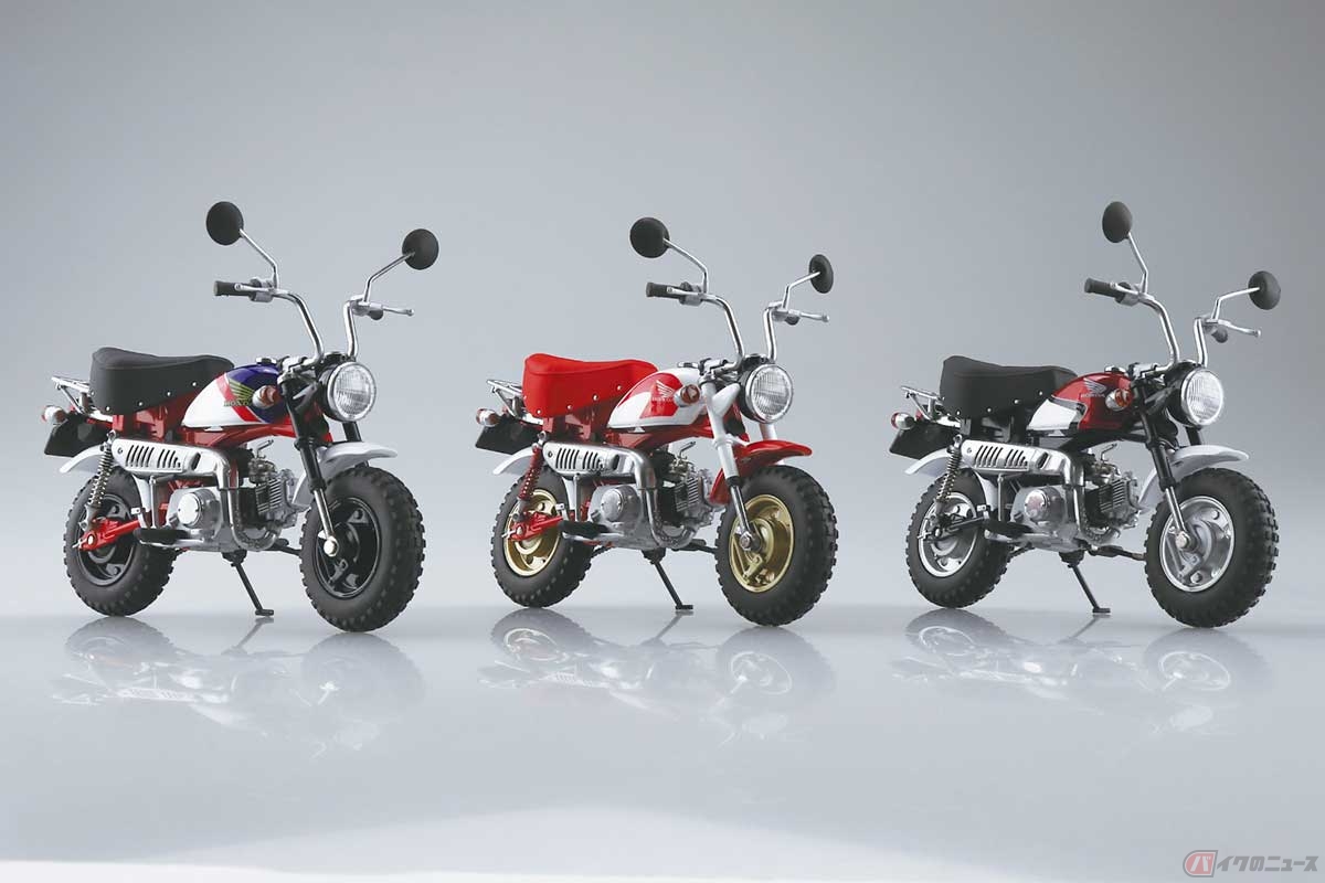 アオシマの新製品「1/12 完成品バイク Honda モンキー・スペシャル」3種。写真左から「FTR」イメージの「シャスタホワイト」、「CB1100R」イメージの「シャスタホワイト×キャンディアラモアナレッド」、「CBX400F」イメージの「シャスタホワイト」