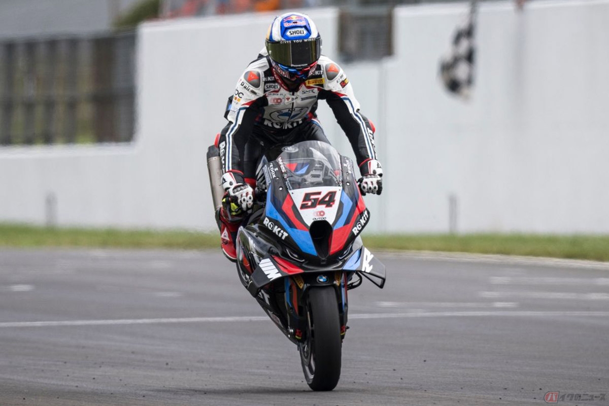2024年シーズン第5戦イギリス決勝レース決勝レースを制したトプラク・ラズガットリオグル選手（ROKiT BMW Motorrad WorldSBK Team）