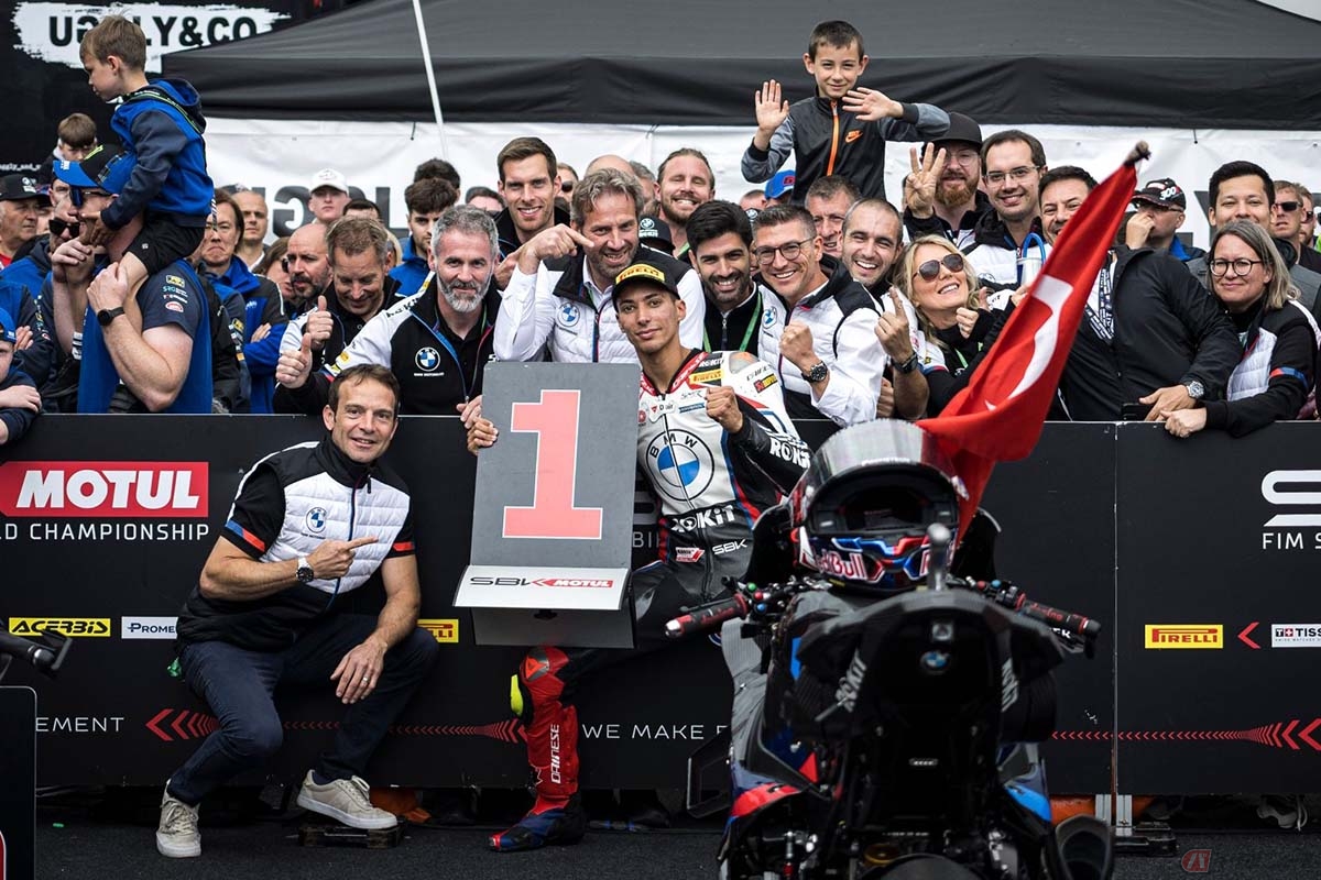 2024年シーズン第5戦イギリス決勝レース決勝レースを制したトプラク・ラズガットリオグル選手（ROKiT BMW Motorrad WorldSBK Team）