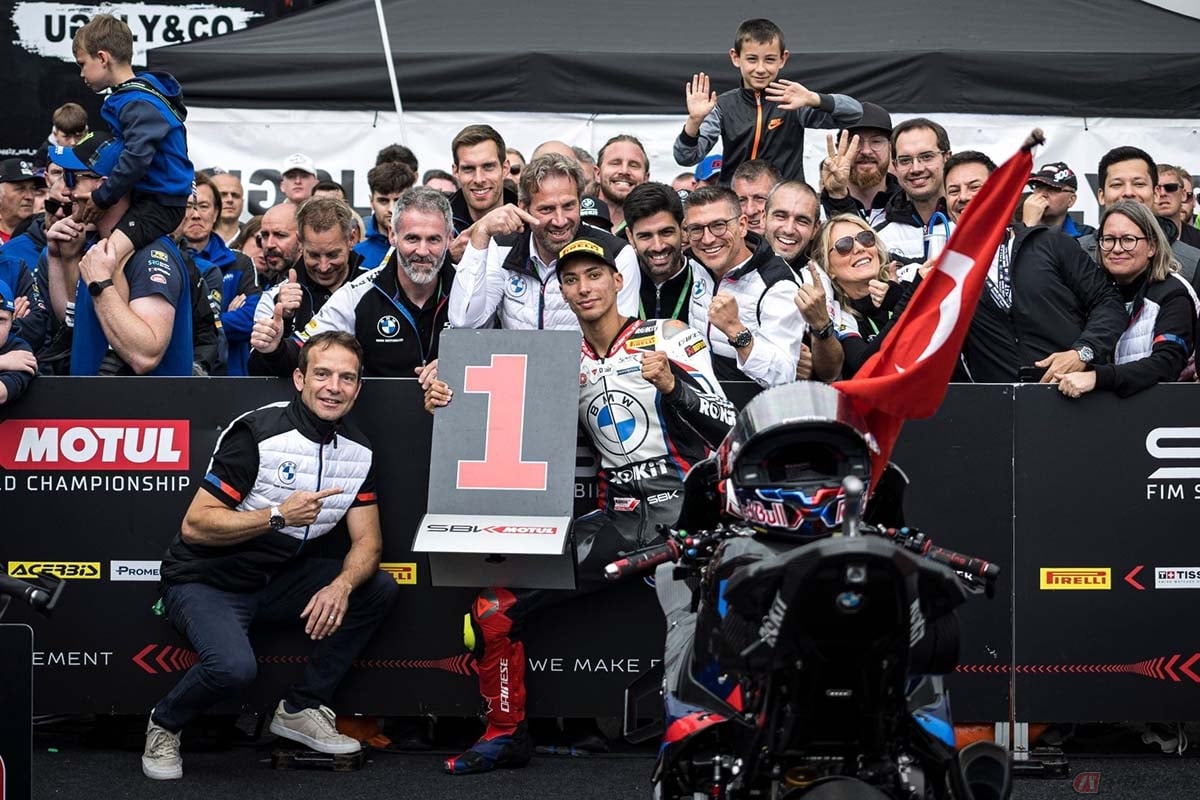 2024年シーズン第5戦イギリス決勝レース決勝レースを制したトプラク・ラズガットリオグル選手(ROKiT BMW Motorrad WorldSBK Team)