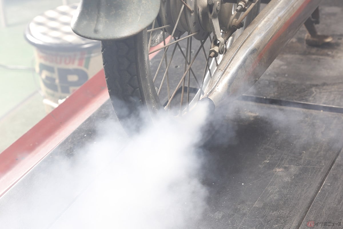 おそらく何年もエンジン始動していなかった車両だと思いますが、マフラーからは大量の白煙を吹き出し、ガレージ内はモクモク煙の真っ白けで視界が悪くなってしまいました。2ストエンジンの白煙とはまた違った印象で、こりゃ身体に良くありません。何とか直さないと!!