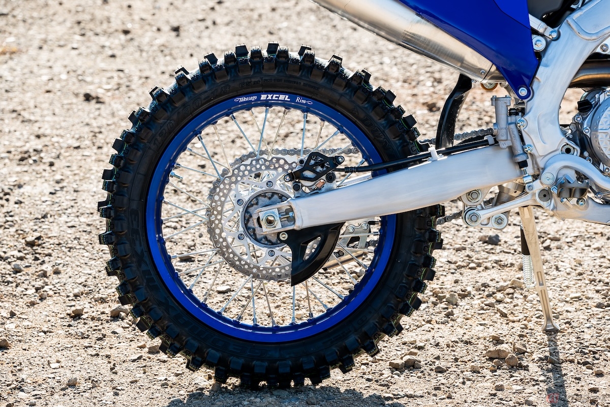 オフロードタイヤは未舗装路でのグリップ性能を高めるためにゴツゴツとしたトレッドパターンを採用している