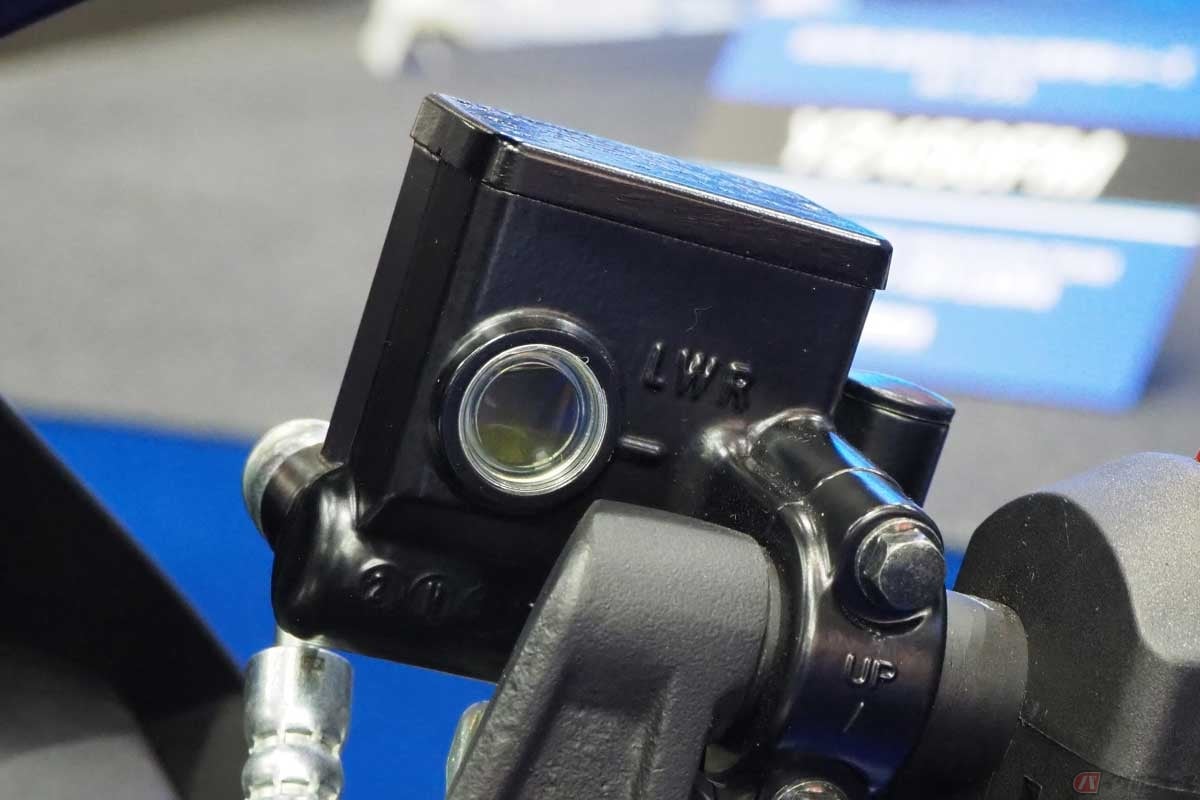 マスターシリンダーと一体型のリザーバータンク。液量チェック用の窓が設けられ、「LWR(下限)」の表示がある