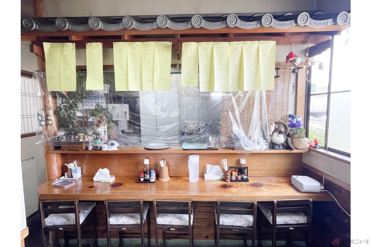 修善寺「宮城(みやしろ)」の店内。カウンターは6席のみです