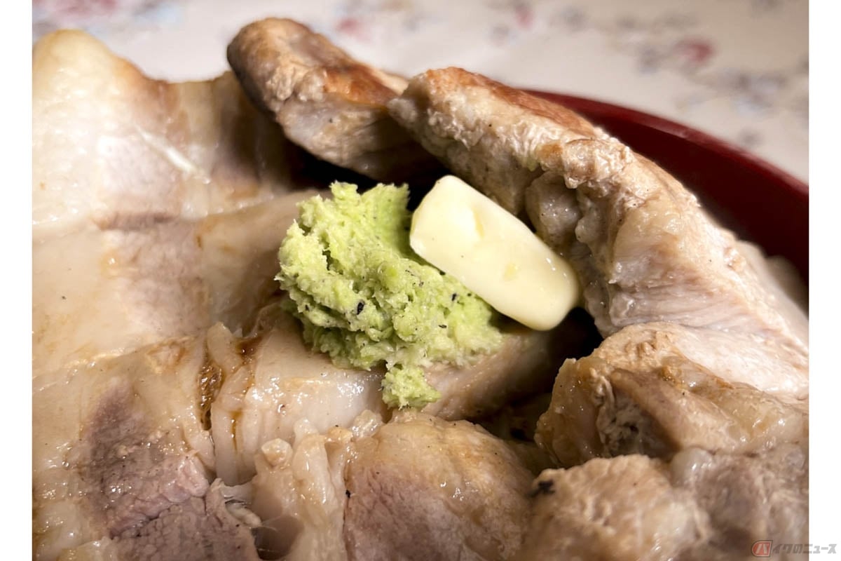 修善寺「宮城(みやしろ)」の豚ロース丼。添えられたわさびで味変可能です