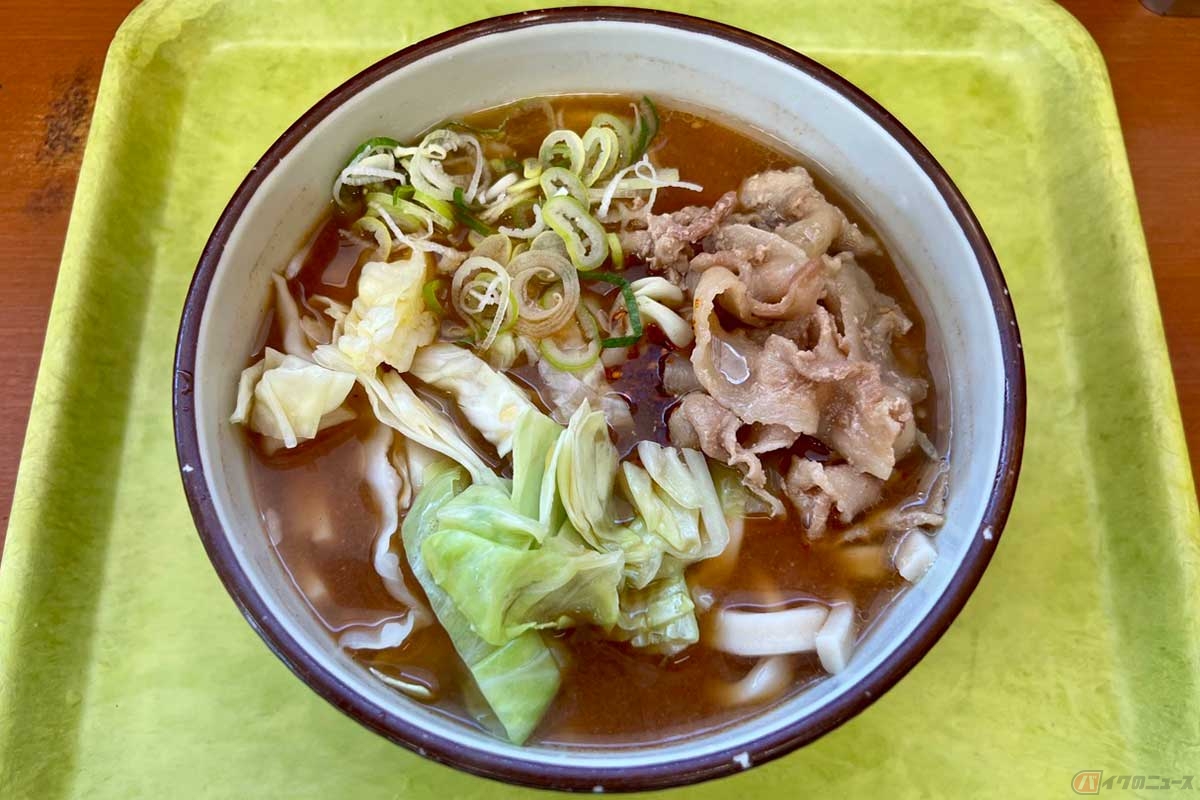 中央道「初狩PA」（下り）でいただく「ピリ辛吉田のうどん」（720円）は、辛味要素としてスープにキムチ味、「食べるラー油」的な薬味が加えられていた
