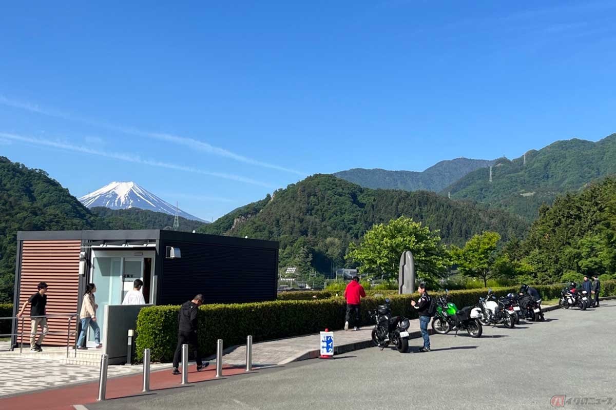 訪れたのは土曜日。かつては無かったバイク用の駐輪スペースが確保されていた（パイロンが置かれていた）