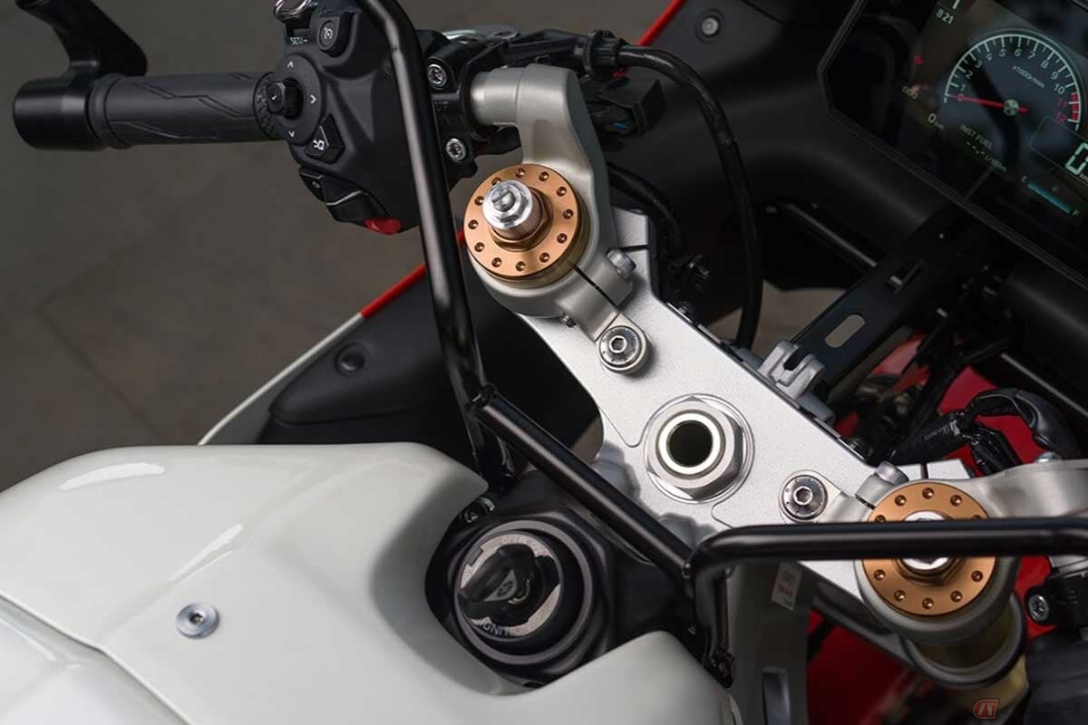 1980年代のレーサーレプリカを彷彿させるヤマハ「XSR900 GP」は、トップブリッジの上にクリップオンタイプのセパレートハンドルを装備