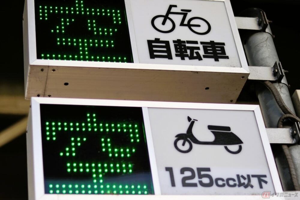 排気量50cc以下の原付（原動機付自転車）は、道路交通法の区分では「自転車」と同じ扱いになるため、駐輪場に停めるのが一般的