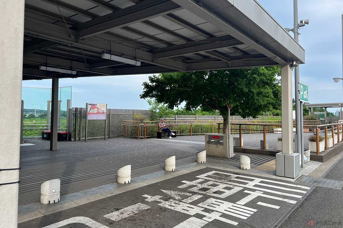 広めに確保された2輪専用の駐車スペースには屋根が設置されている